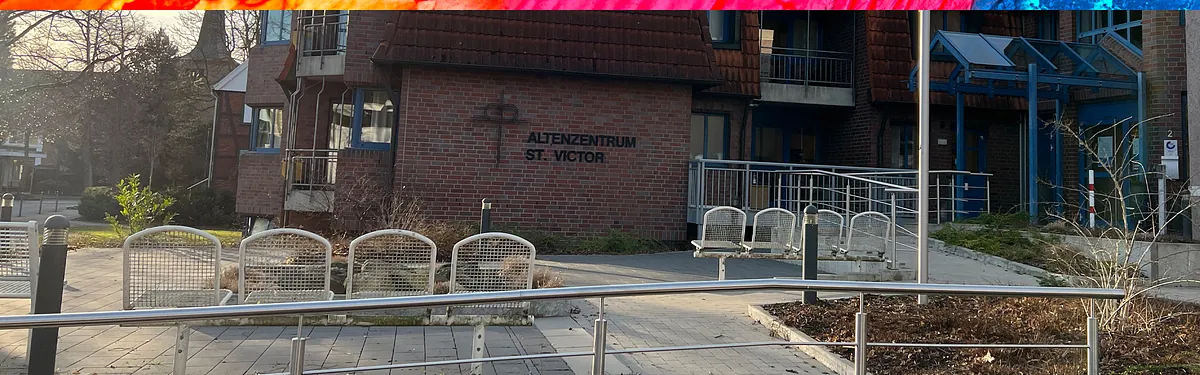 Eingangsbereich eines modernen Backsteingebäudes.