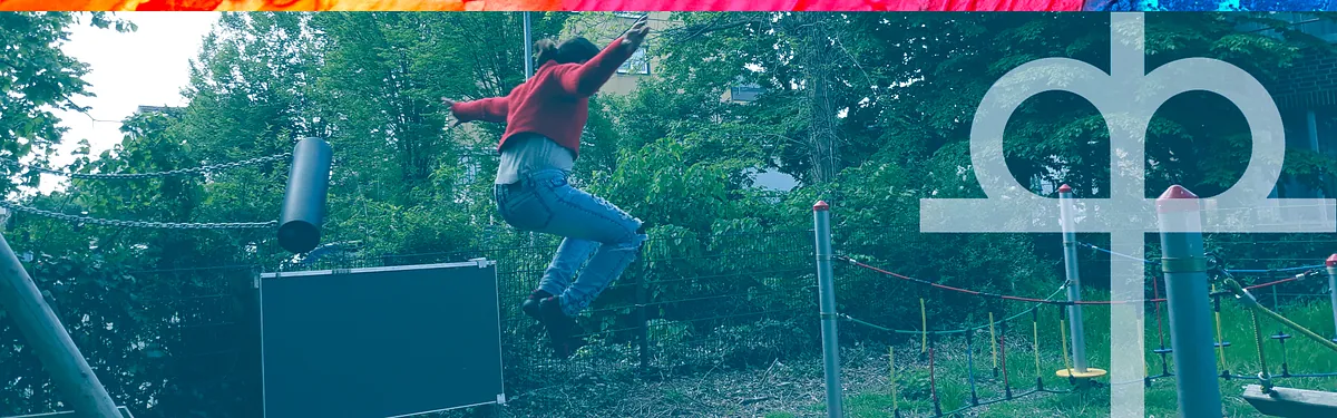 Person springt über ein Hindernis, abstraktes Symbol im Vordergrund.