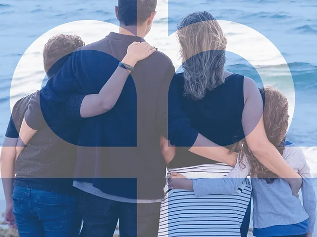 Familie von hinten, durchscheinendes Logo mit Kreisen.