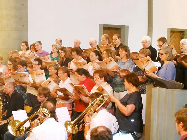 Chor und Orchester proben oder treten auf.