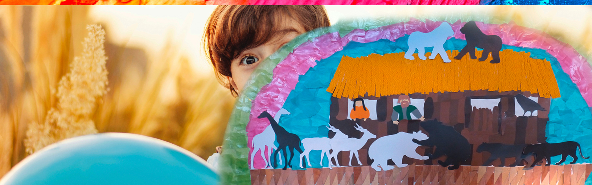 Kindergesicht hinter einem bunten Bild einer Arche Noah mit Tieren.